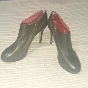 EUC Vince Camuto Olive Green Elvin Platform Booties Baby Soft Leather SZ 11